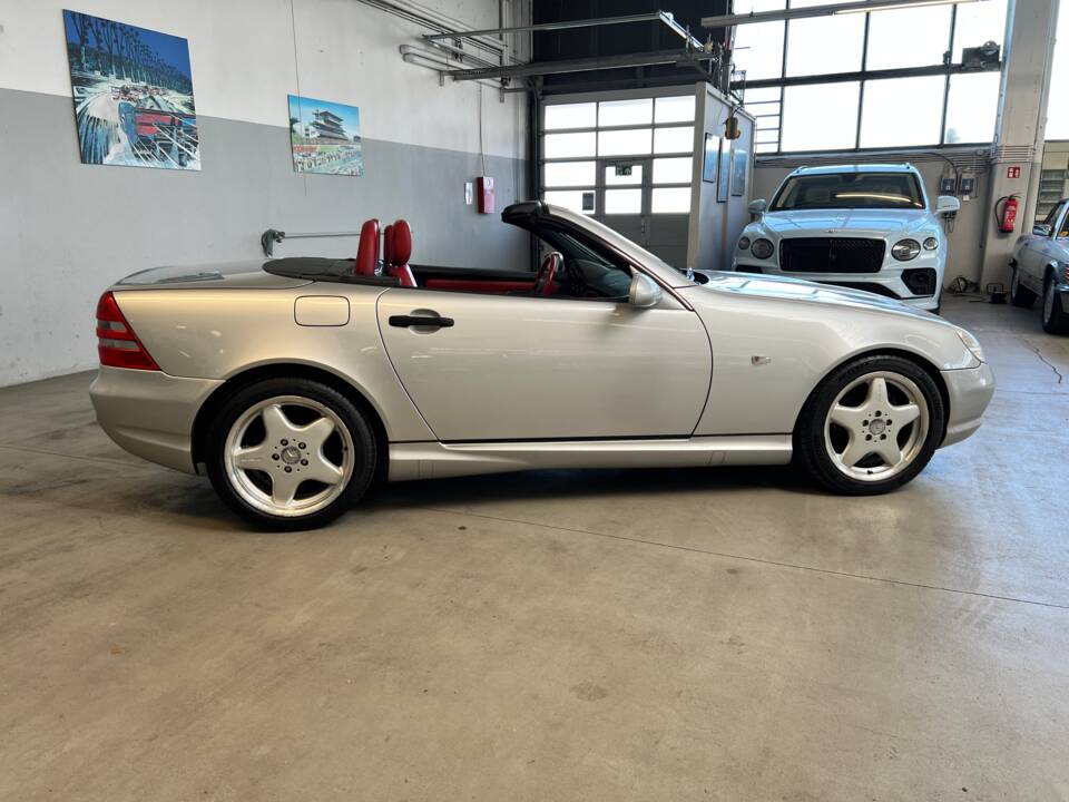 Immagine 33/40 di Mercedes-Benz SLK 230 Kompressor (1998)