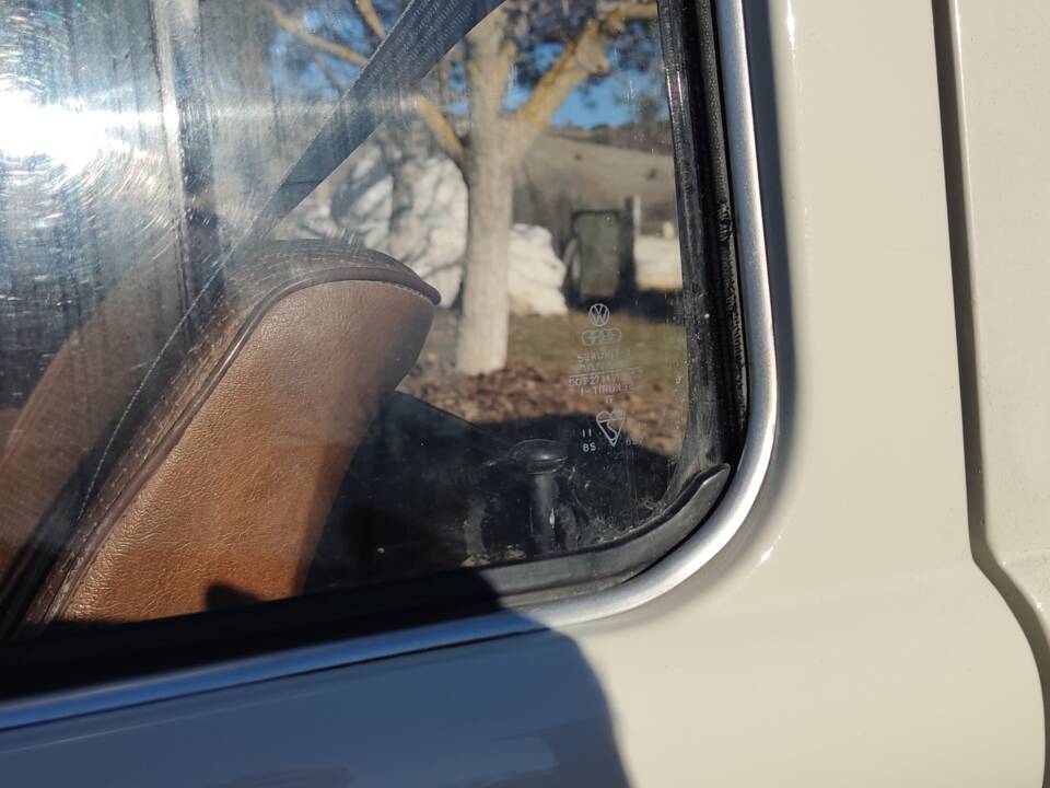 Bild 76/98 von Volkswagen T2b Kastenwagen (1979)