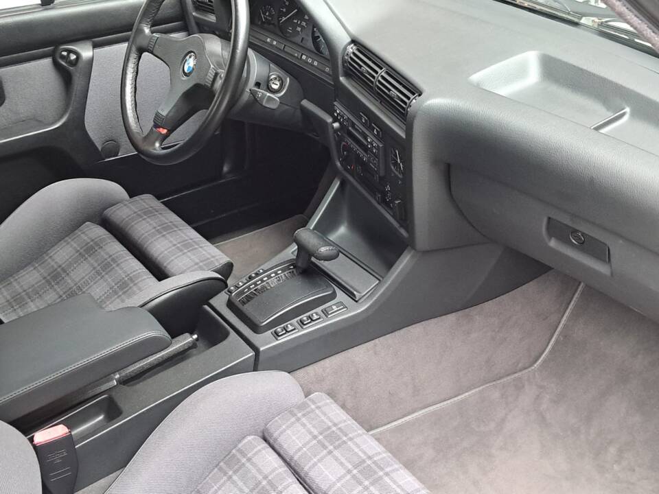 Image 4/12 of BMW 320i (1990)