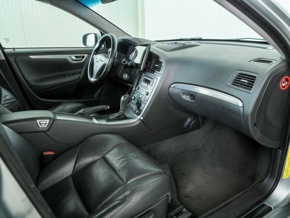 Image 12/36 of Volvo V70 D5 (2008)