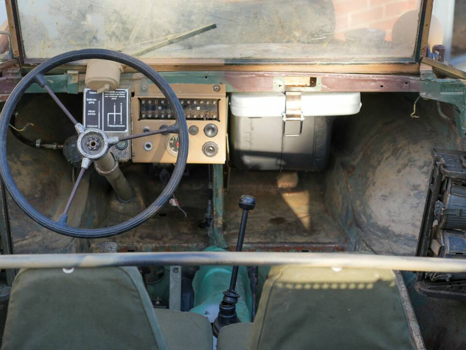 Image 2/40 of Volkswagen Schwimmwagen (1943)