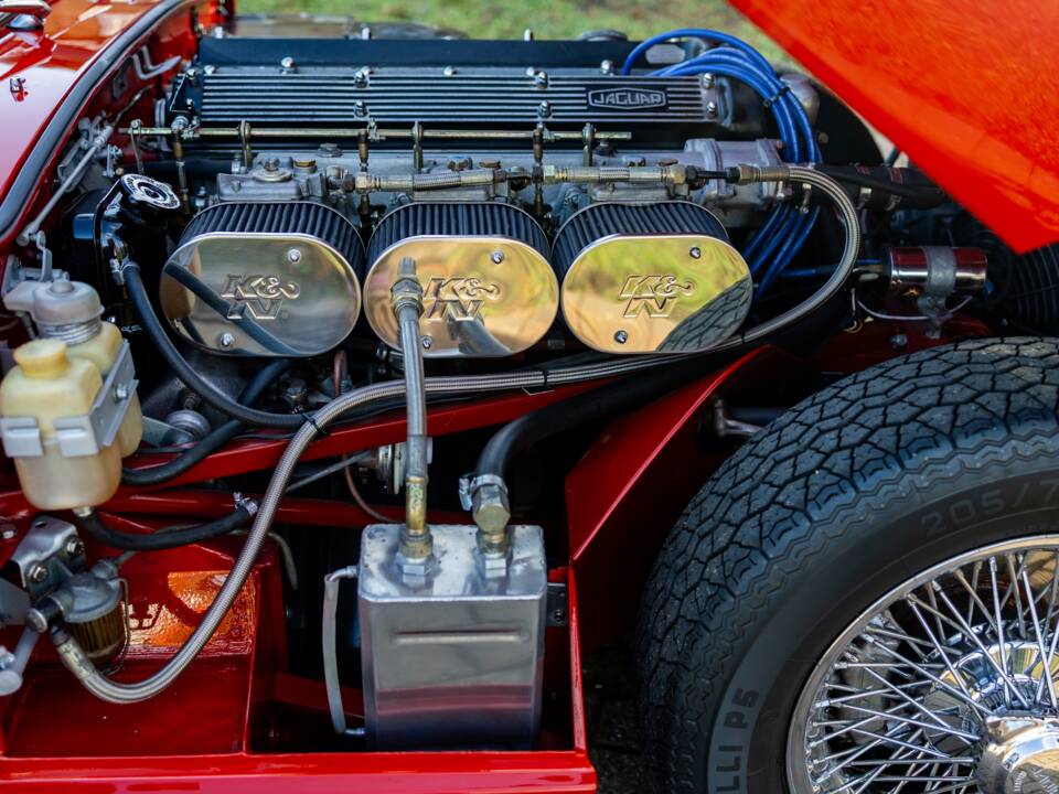 Image 21/50 de Jaguar E-Type (1969)