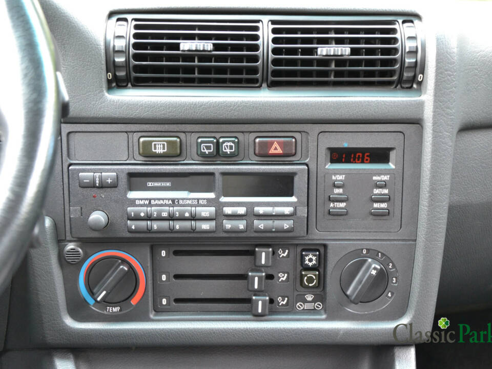 Image 28/46 of BMW 325i Touring (1991)