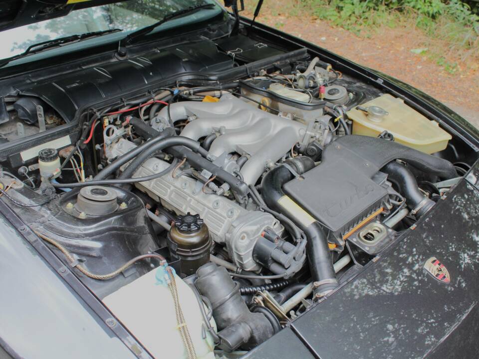 Image 18/19 of Porsche 944 Turbo (1987)
