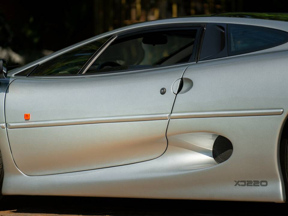 Image 24/50 of Jaguar XJ 220 (1993)