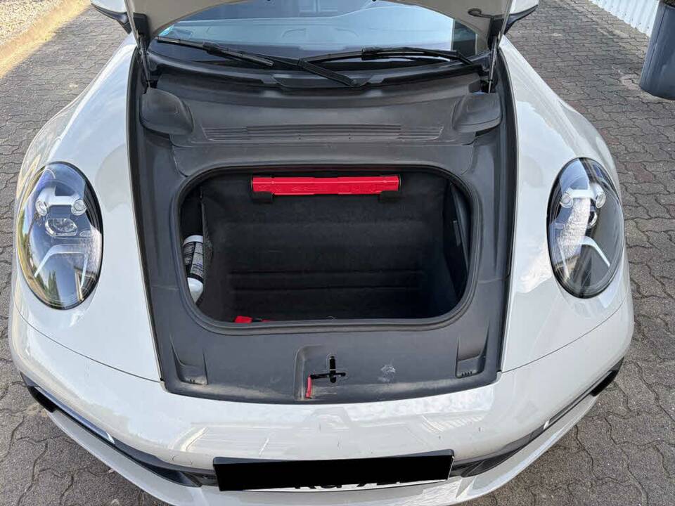 Image 8/12 of Porsche 911 Carrera (2023)