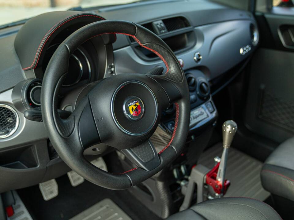 Immagine 47/50 di Abarth 695 Biposto (2016)