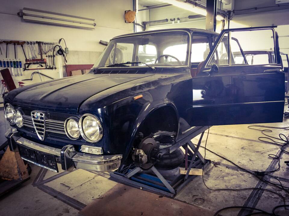 Bild 24/30 von Alfa Romeo Giulia 1.6 Super (1973)
