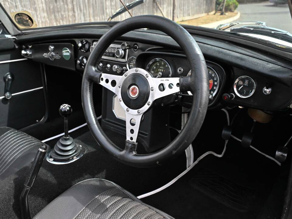 Image 44/50 of MG MGB (1972)