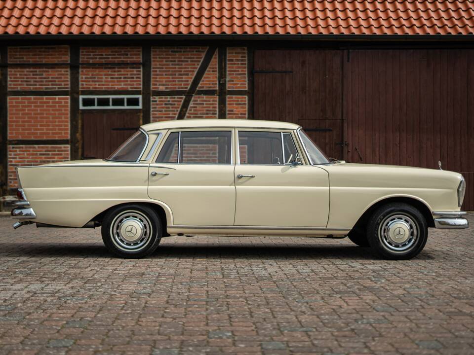 Image 12/42 of Mercedes-Benz 220 SE b (1965)