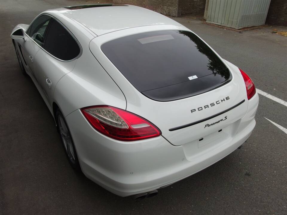 Image 14/98 of Porsche Panamera S (2010)