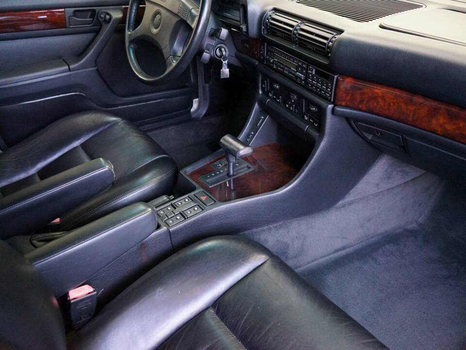 Bild 17/33 von BMW 750i (1991)