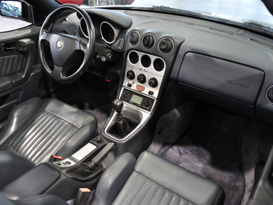 Image 20/32 of Alfa Romeo Spider 3.0 V6 24V (2002)