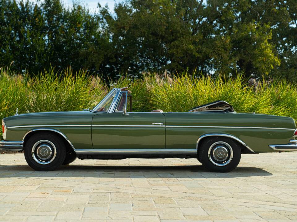 Image 13/50 of Mercedes-Benz 220 SE b (1964)