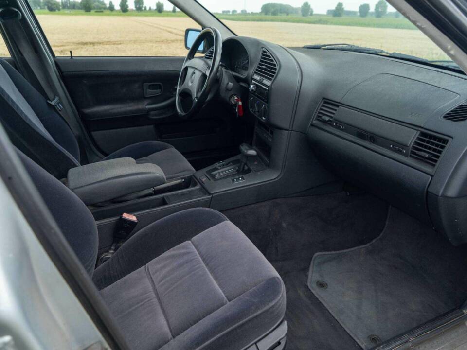 Image 36/40 de BMW 320i (1994)
