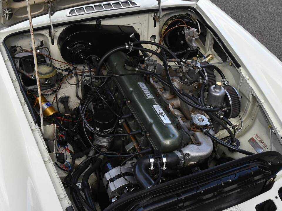 Image 32/36 of MG MGC GT (1969)