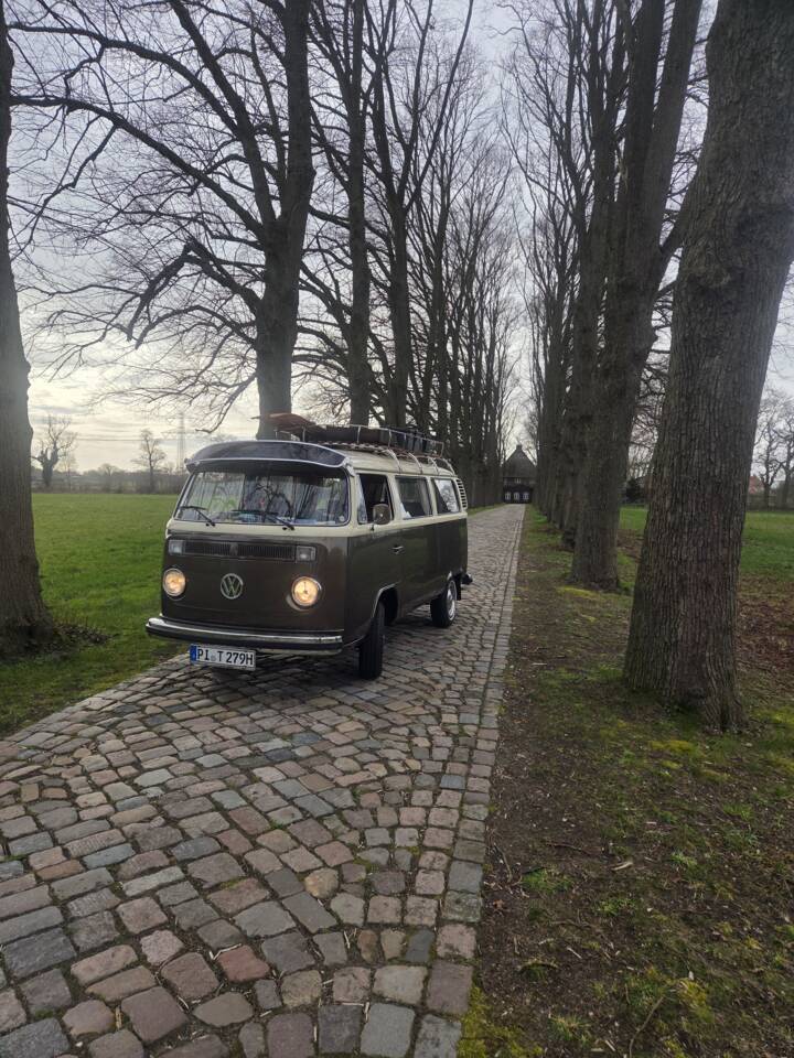 Bild 12/13 von Volkswagen T2b Deluxe (1979)