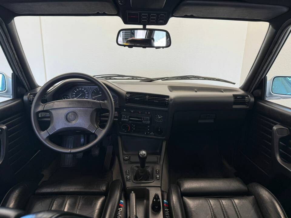 Immagine 29/50 di BMW 325i Touring (1992)