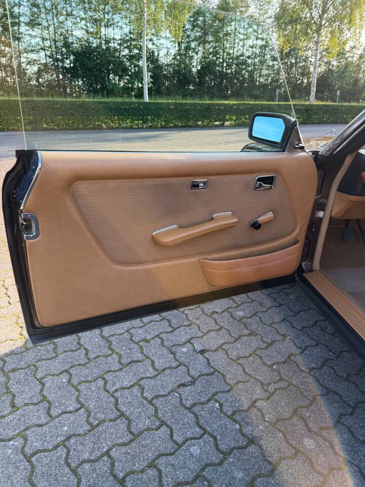 Image 27/31 of Mercedes-Benz 230 CE (1984)