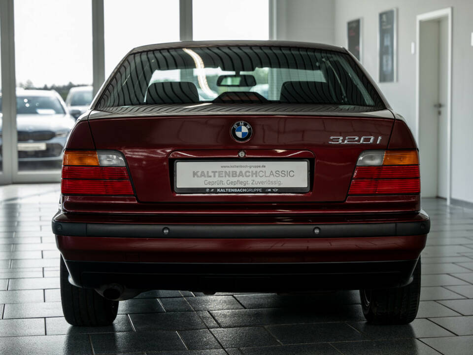 Image 4/21 de BMW 320i (1996)