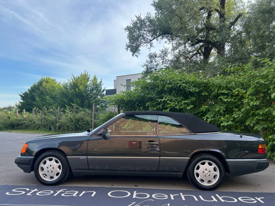 Image 28/47 of Mercedes-Benz 300 CE-24 (1992)