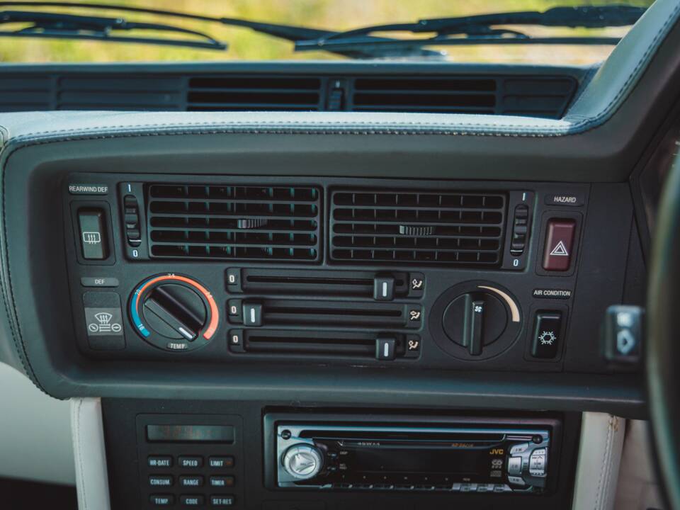 Image 31/34 of BMW 635 CSi (1989)