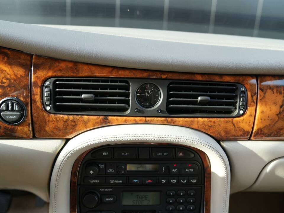 Image 19/30 of Jaguar XJ6 3.2 Sovereign (1997)