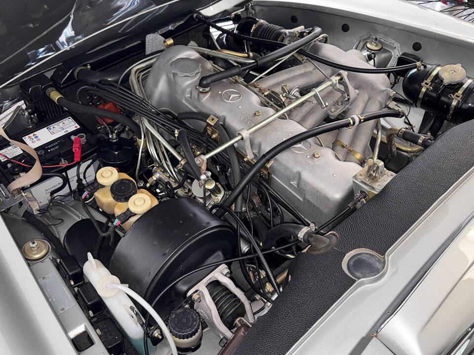 Image 22/24 of Mercedes-Benz 280 SL (1968)