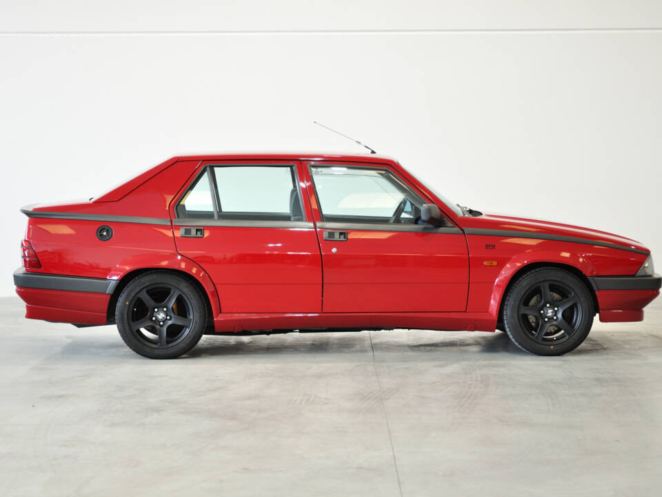 Afbeelding 34/39 van Alfa Romeo 75 2.0 Twin Spark (1990)