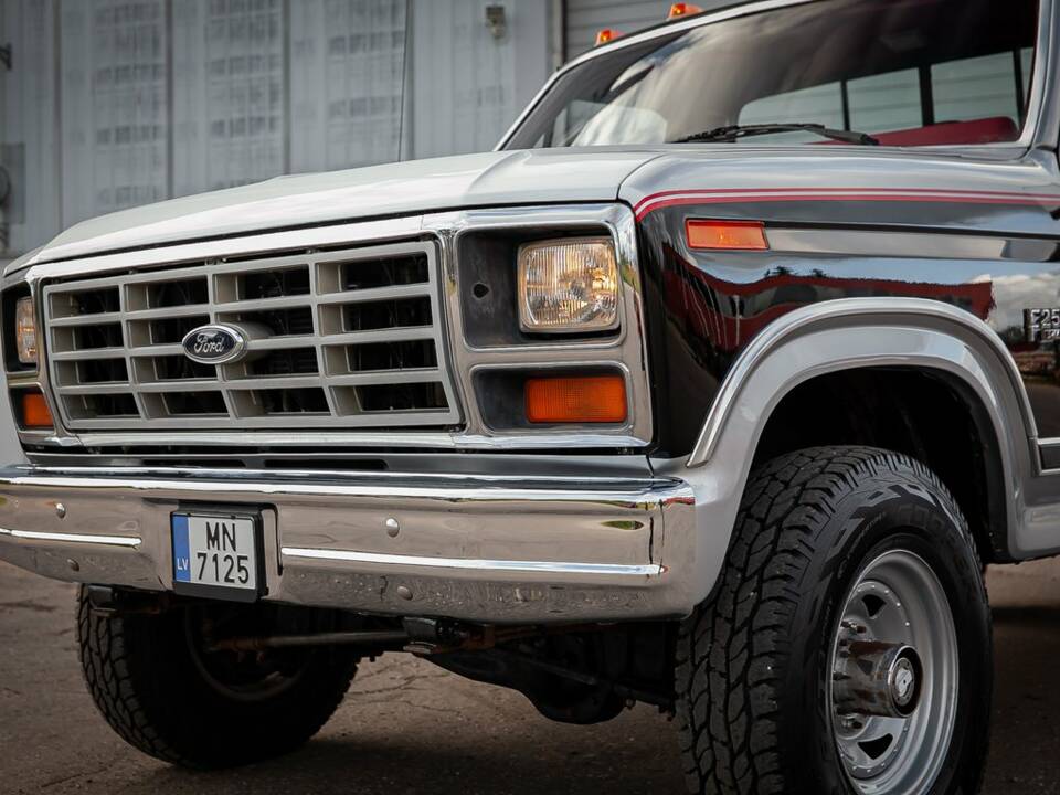 Image 3/8 of Ford F-250 (1983)