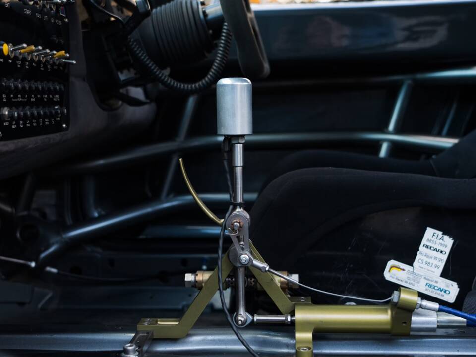 Image 13/14 of Porsche 911 GT2 RSR (2000)