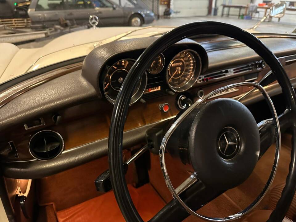 Image 24/50 of Mercedes-Benz 280 SE (1970)