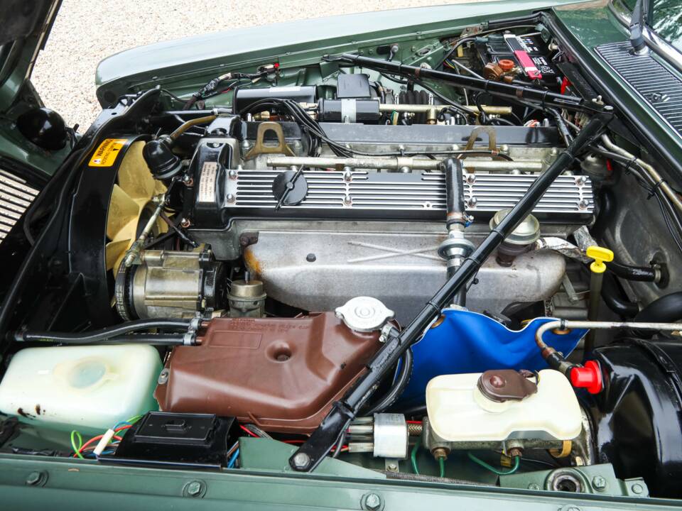 Image 4/50 of Jaguar XJ 6 4.2 (1985)