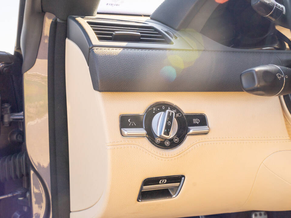 Image 60/67 of Mercedes-Benz CL 500 (2006)