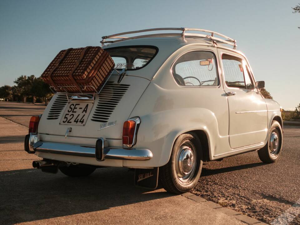 Image 4/8 of SEAT 600 E (1972)