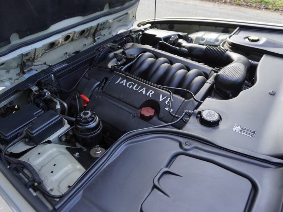 Image 18/19 of Jaguar XJ 8 Sovereign (1999)