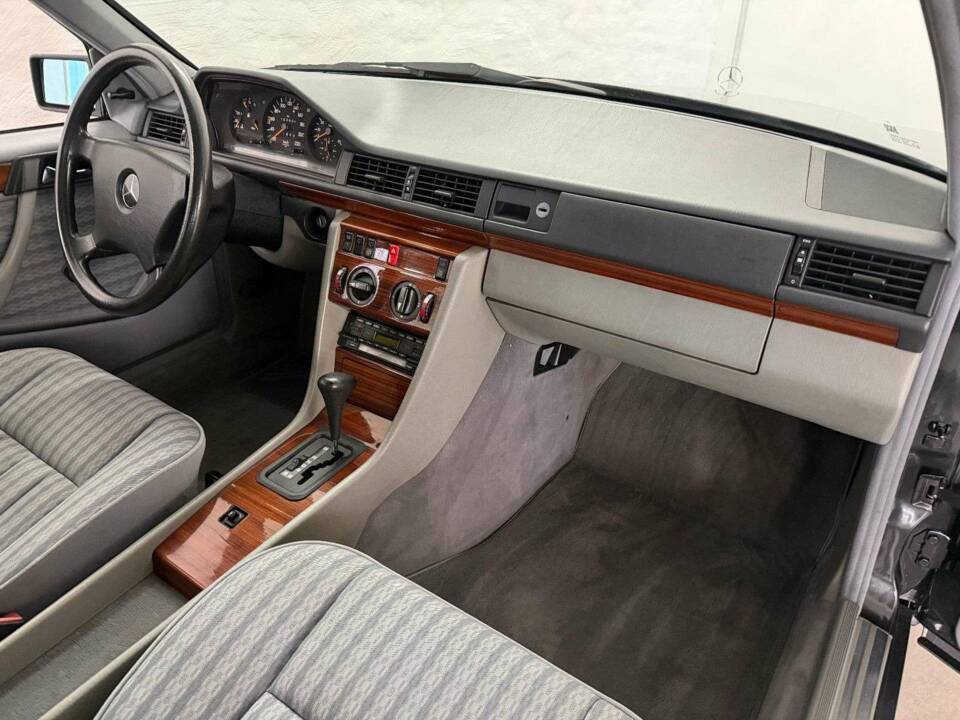 Image 41/43 of Mercedes-Benz 230 TE (1992)