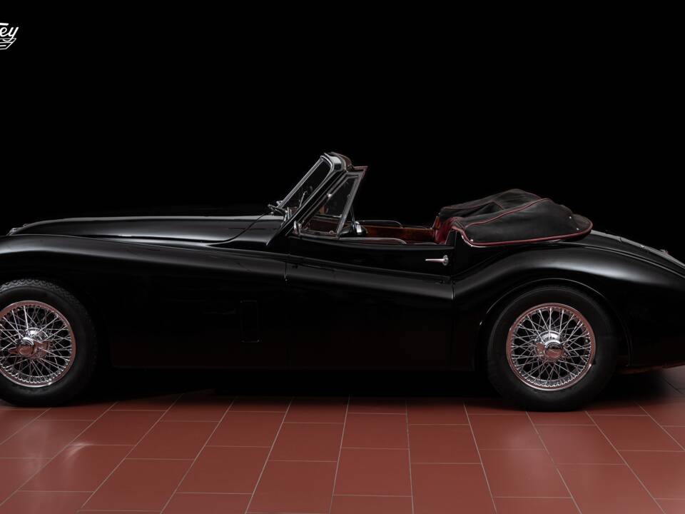 Image 2/7 de Jaguar XK 120 DHC (1954)