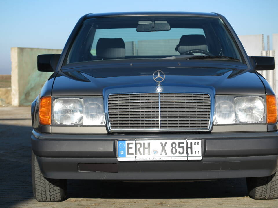 Image 25/92 de Mercedes-Benz 200 D (1989)