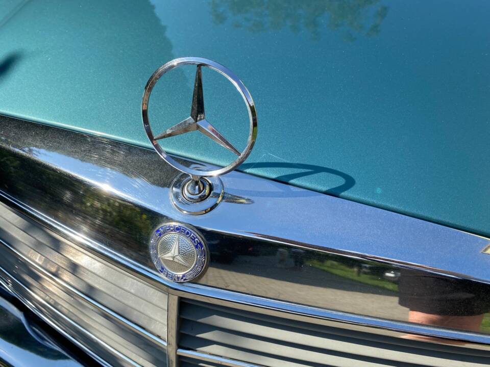 Image 15/66 of Mercedes-Benz 230 CE (1981)