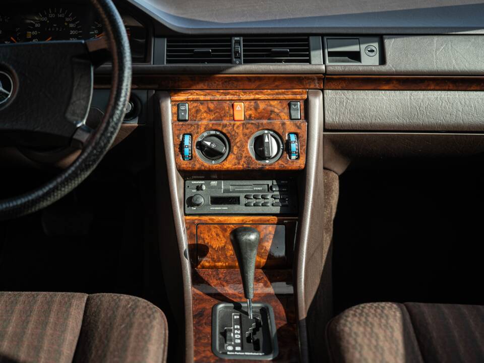 Immagine 30/73 di Mercedes-Benz 300 CE (1991)