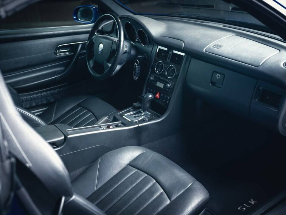 Afbeelding 11/15 van Mercedes-Benz SLK 32 AMG (2002)