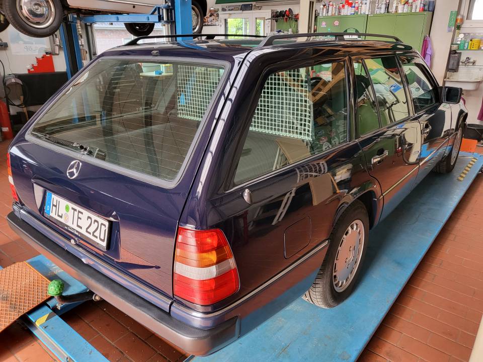 Image 19/47 of Mercedes-Benz 220 TE (1993)