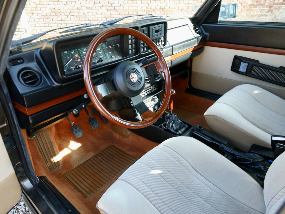 Immagine 3/50 di Alfa Romeo Alfetta 2.0 (1984)