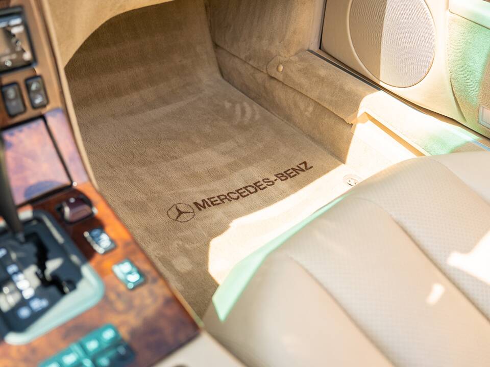 Image 36/44 de Mercedes-Benz 500 SL (1990)