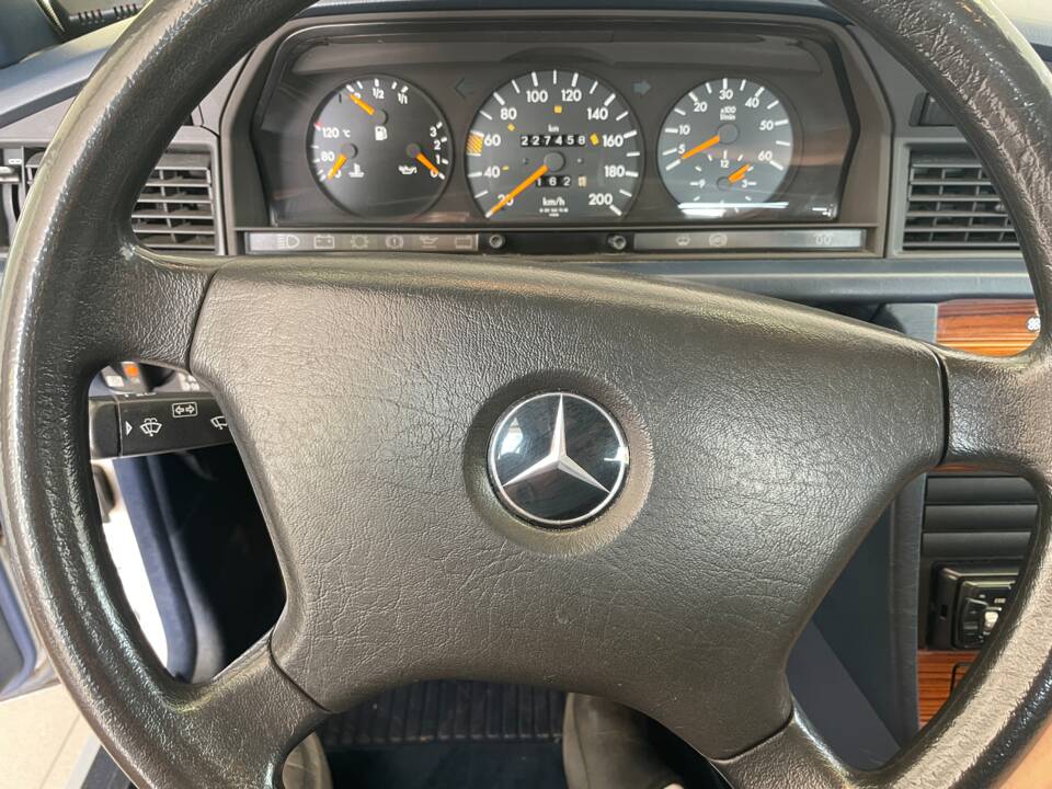Image 9/57 of Mercedes-Benz 190 D 2.5 (1992)