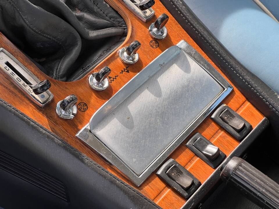 Bild 17/54 von Ferrari 365 GT4 2+2 (1975)