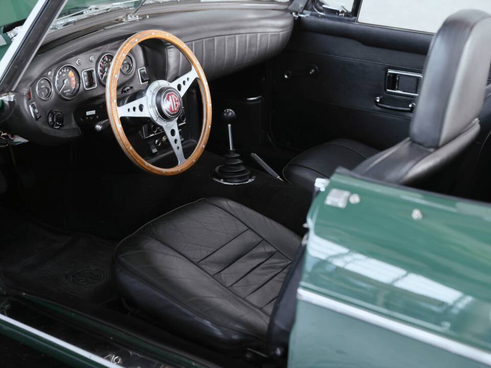 Image 25/41 of MG MGC (1969)
