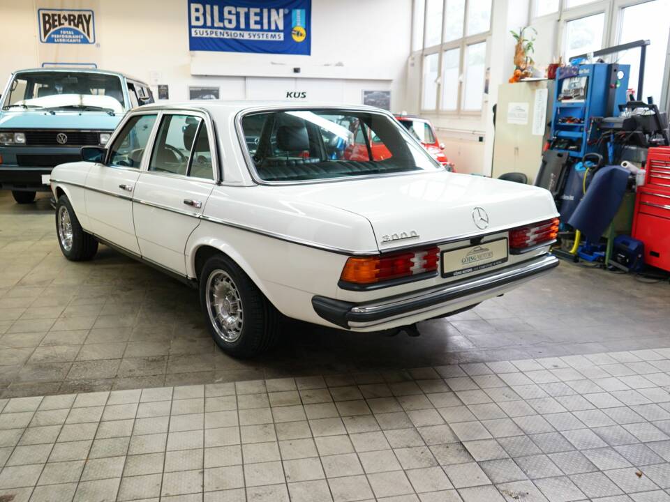 Image 9/40 of Mercedes-Benz 300 D (1984)