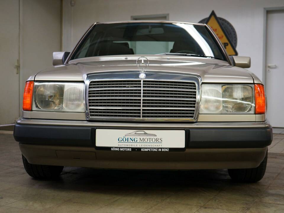 Bild 6/33 von Mercedes-Benz 230 E (1990)